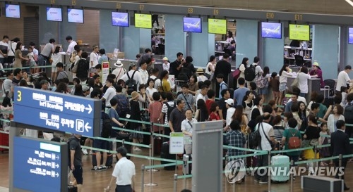 인천공항 출국장 출국수속카운터 앞에서 차례를 기다리는 승객들