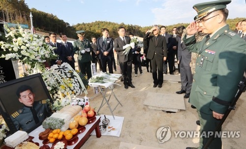 김훈 중위 영정에 경례하는 육사 동기