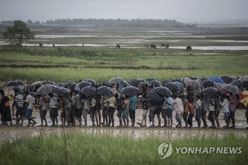 식량 배급받으려 줄을 선 로힝야족 난민들[AFP=연합뉴스 자료사진]