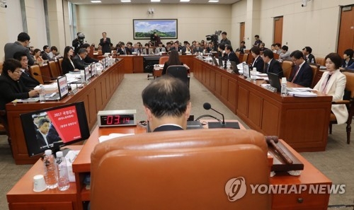 환노위, 유해물질 대책 질타…'방송장악' 문구시위에 한때 파행(종합) - 1