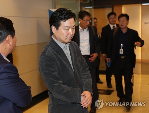 사무실 나서는 홍종학 중소벤처기업부 후보자
