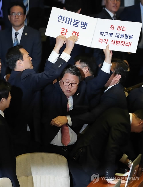 조원진, 본회의장서 '박근혜 석방' 피켓 들었다가 강제 퇴장 - 1