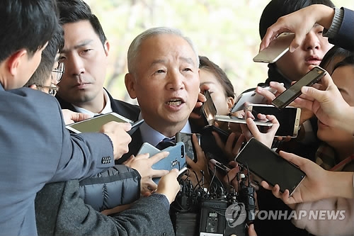 남재준 전 국정원장 피의자신분 소환 (서울=연합뉴스) 김주성 기자 = 남재준 전 국정원장이 박근혜 전 대통령에게 특수활동비를 상납했다는 의혹과 관련해 피의자신분 조사를 받기 위해 8일 오후 서울 서초동 서울중앙지검으로 들어가기 전 기자들의 질문에 답하고 있다. 2017.11.8utzza@yna.co.kr(끝)