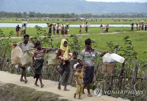 방글라데시로 도피하는 로힝야 난민들[AFP=연합뉴스 자료사진]