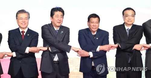 아세안+3, 손잡은 각국 정상들