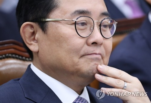 굳은 표정의 전병헌 수석