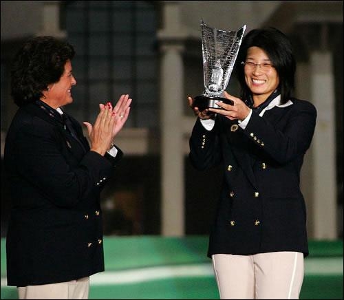 2007년 박세리가 명예의 전당에 입회할 때 축하하는 로페스.(연합뉴스 자료사진)
