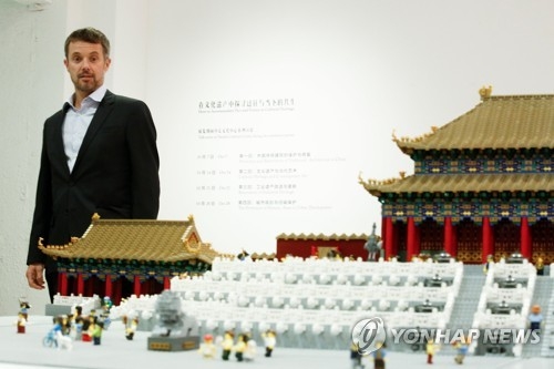 레고 장난감으로 만든 자금성 모형 앞에 선 덴마크 왕세자［로이터=연합뉴스］