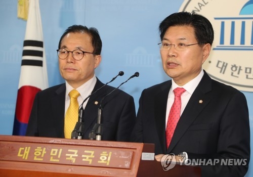 한국당, 오늘 새 원내대표 선출…'친홍'이냐 '비홍'이냐 주목 - 2