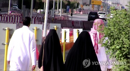 남성 보호자와 함께 외출한 사우디 여성[연합뉴스자료사진]