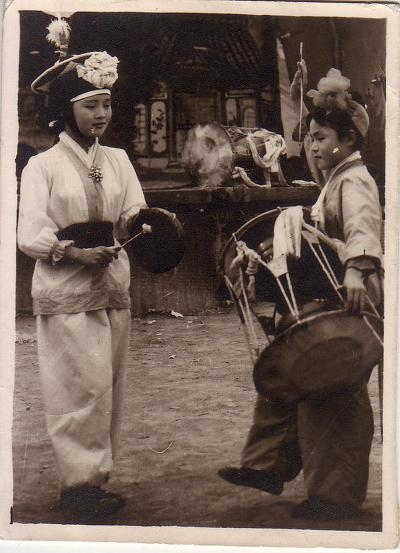 어린 시절의 안숙선(사진 오른쪽) 명창 