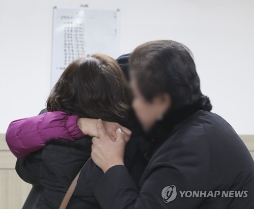 오열하는 유가족(제천=연합뉴스) 이승민 기자 = 21일 오후 충북 제천시 제천서울병원에서 스포츠센터 화재 유가족들이 오열하고 있다. 2017.12.21logos@yna.co.kr