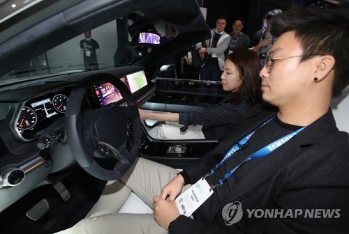 '2018 CES'에서 삼성전자가 공개한 '스마트 콕핏(운전석)' 
