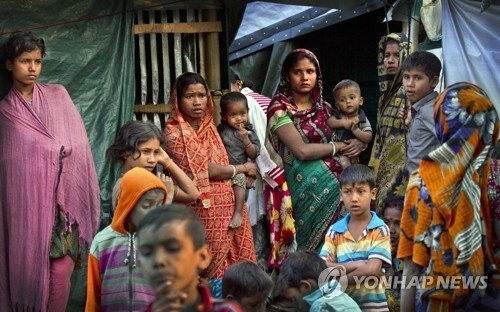 미얀마로 송환 기다리는 힌두교도들[AP=연합뉴스]