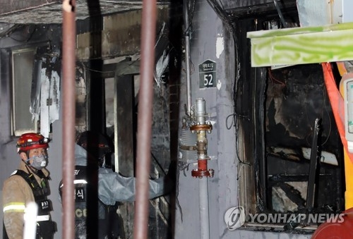 20일 오전 방화로 건물에 있던 5명이 숨진 서울 종로구 서울장여관의 모습. [연합뉴스 자료사진]