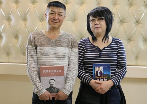 한인사회당 창당 위원장이자 임시정부 초대 국무총리 이동휘의 외증손자 강이고르 씨(왼쪽)와 외증손녀 최롤리타 씨 남매가 외증조부의 생애를 담은 책을 들고 포즈를 취했다.