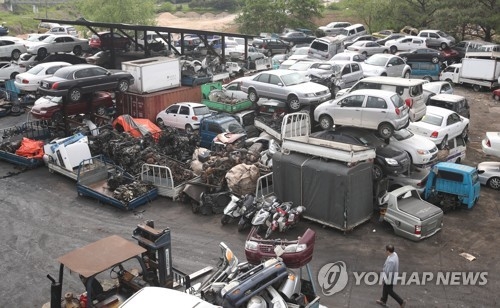 폐차장에 쌓여있는 차량들 [연합뉴스 자료사진]