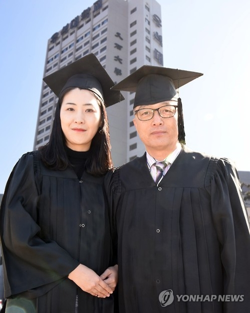 시아버지 윤동현씨와 며느리 김재은씨