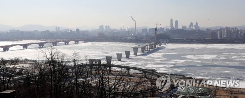 꽁꽁 얼어붙은 한강 [연합뉴스 자료사진]