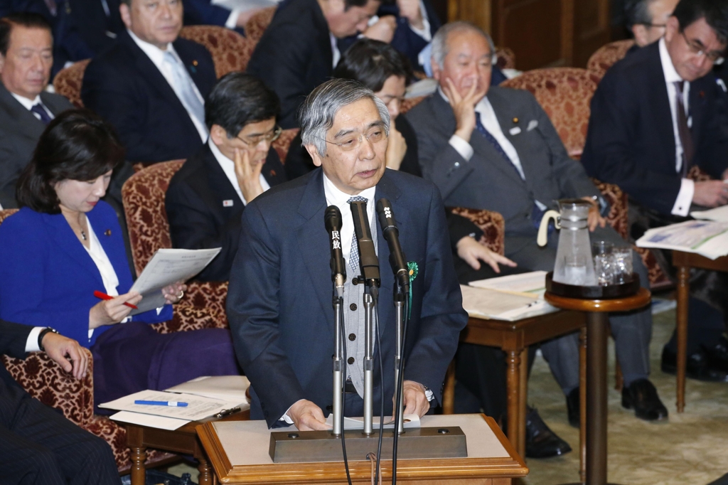 참의원서 답변하는 구로다 하루히코 일본은행 총재