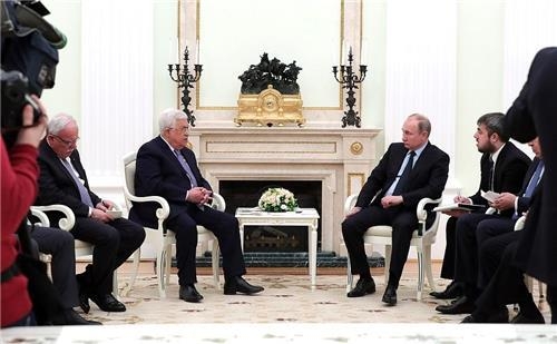 모스크바를 방문한 압바스 수반(왼쪽)과 푸틴 대통령이 회담하고 있다. [크렘린궁 사이트]