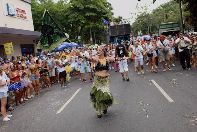 리우 시에서 벌어진 카니발 거리 축제 퍼레이드 [브라질 일간지 폴랴 지 상파울루]