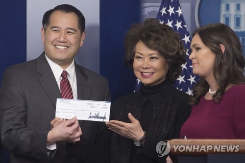 도널드 트럼프 미국 대통령의 기부를 받은 일레인 차오 교통부 장관(가운데)