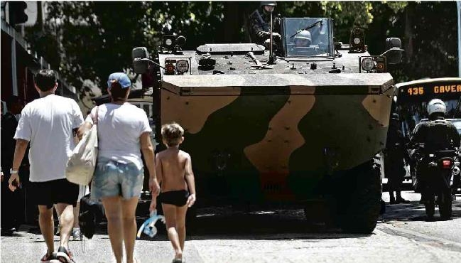 리우 시에 군병력이 투입된 이후 장갑차가 시내 도로에 배치됐다. [브라질 일간지 폴랴 지 상파울루]