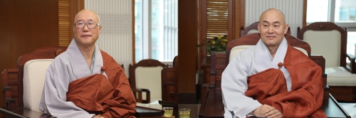 조계종 민족공동체추진본부장 원택 스님과 사무총장 진효스님