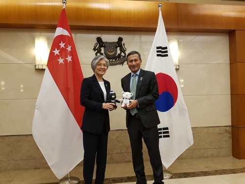 강경화 장관과 발라크리쉬난 싱가포르 외교장관