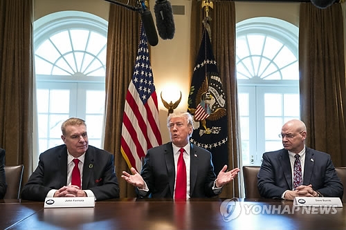 철강업계 경영자들과 면담하는 도널드 트럼프 미국 대통령