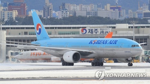제주공항 이륙 준비하는 여객기