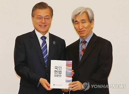 정부 개헌안 초안 전달받는 문 대통령