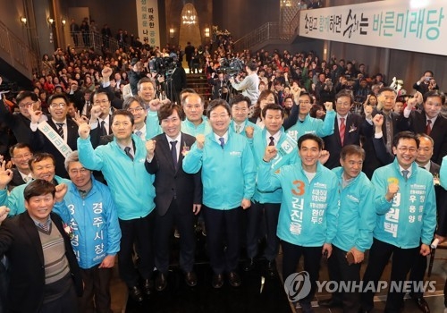(포항=연합뉴스) 김준범 기자 = 바른미래당 유승민 공동대표(가운데)가 13일 경북 포항시 남구 청솔밭웨딩에서 열린 경북도당 개편대회에 참석해 당원과 기념사진을 찍고 있다. 2018.3.13