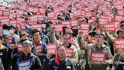'살리자! 중형조선', '박살내자 구조조정'