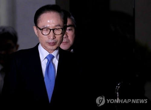 (서울=연합뉴스) 임헌정 기자 = 검찰 조사를 마친 이명박 전 대통령이 15일 오전 서초동 서울중앙지검에서 나와 귀가하고 있다. 2018.3.15