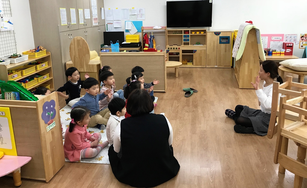 윤 교사(뒷모습)는 항상 아이들 옆에 붙어 있다.
