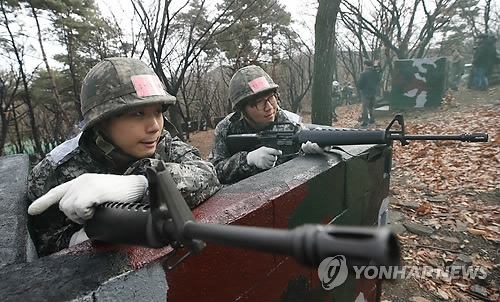 도심지 극복 훈련하는 예비군(서울=연합뉴스) 임헌정 기자 = 5일 서울 서초구 내곡동 강동 송파예비군훈련장에서 열린 2018년 첫 예비군 훈련에서 예비군 대원들이 도심지 구조물 극복 훈련을 하고 있다. 2018.3.5
