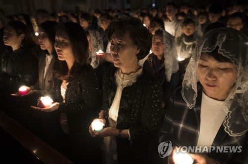 부활 성야 미사(서울=연합뉴스) 윤동진 기자 = 부활절을 하루 앞둔 31일 오후 서울 명동성당에서 부활 성야 미사가 열리고 있다. 2018.3.31mon@yna.co.kr