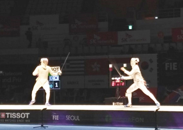 (서울=연합뉴스) 최송아 기자 = 김정환(오른쪽)이 1일 서울 올림픽공원 핸드볼경기장에서 열린 SK텔레콤 사브르 그랑프리 남자 준결승전에서 엘리 더스위츠와 경기를 펼치고 있다.