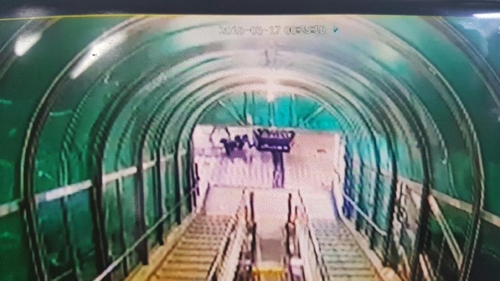 훼손되는 장면이 담긴 CCTV 장면