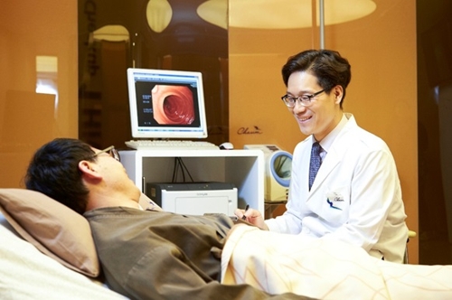 차움 프리미엄 검진센터 차충근 교수가 1인 검진 전용룸에서 건강검진 전 예진을 하고 있다.