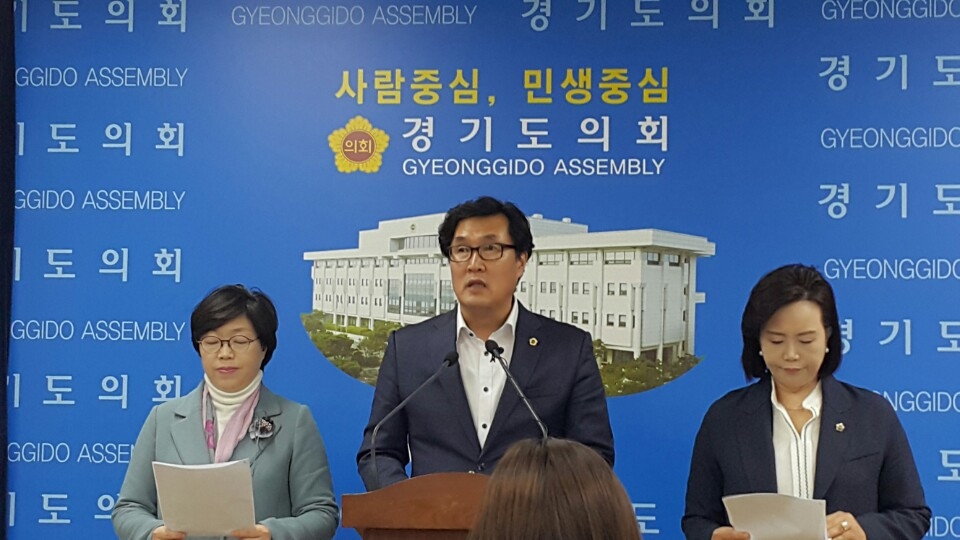 기자회견하는 경기도의회 더불어민주당대표단(가운데가 윤재우 대표의원 직무대행)