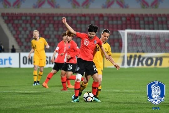 아시안컵 호주전에서 드리블하는 지소연(맨 앞)