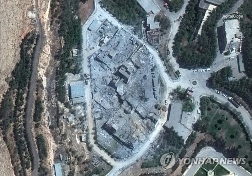 디지털글로브가 공개한 서방의 공습 후 시리아 바르자 연구개발센터 모습. [AP=연합뉴스]