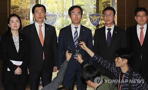 한국당, 서울지방경찰청 항의 방문