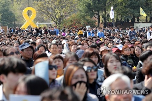 "영원히 잊지 않을게" 추도식 몰린 인파