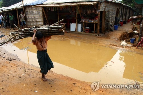 폭우로 물에 잠긴 난민촌의 도로[AFP=연합뉴스] 