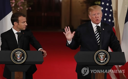 (워싱턴 로이터=연합뉴스) 도널드 트럼프 미국 대통령(오른쪽)과 에마뉘엘 마크롱 프랑스 대통령이 24일(현지시간) 백악관에서 정상회담 직후 공동 기자회견을 하고 있다.