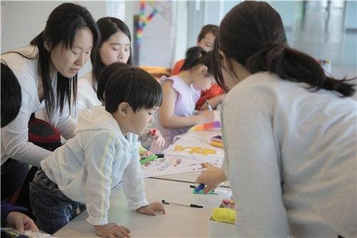 경기도뮤지엄에서 만들기 체험하는 어린이 관람객